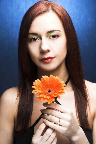 Frau mit Blume — Stockfoto