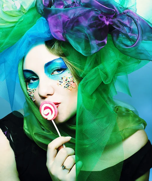 Junge Frau mit Süßigkeiten — Stockfoto
