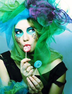 jonge vrouw met zoetigheden