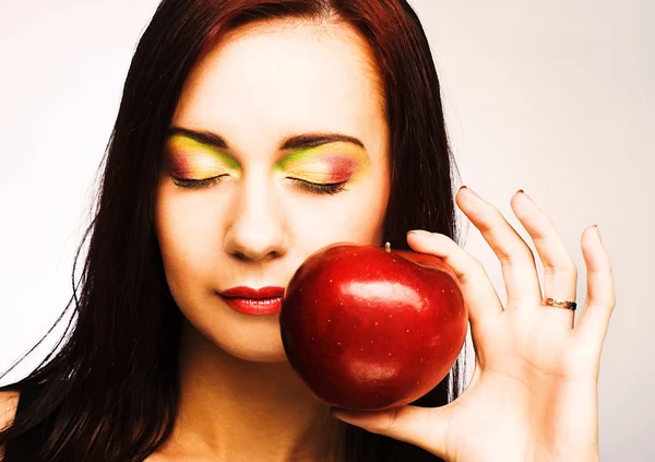 Frau mit Apfel — Stockfoto