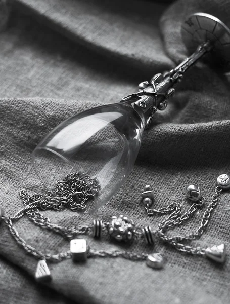 銀製の宝石類とゴブレット — ストック写真