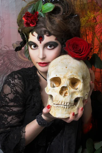 Frau mit Rosen und Totenkopf — Stockfoto