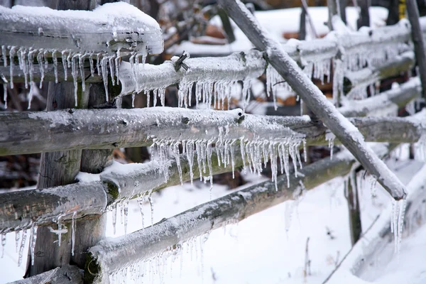 Cerca com icicles — Fotografia de Stock