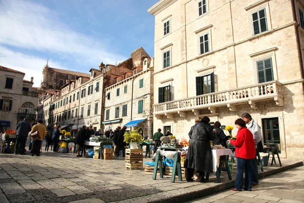 Ежедневно, утром рынок в Дубровнике, Хорватия — стоковое фото