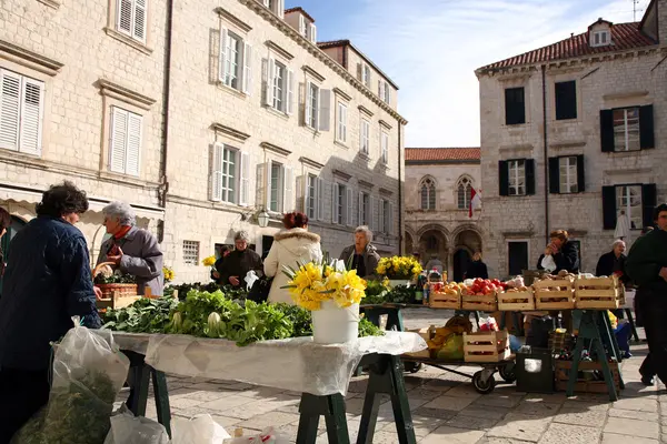 Ежедневно, утром рынок в Дубровнике, Хорватия — стоковое фото