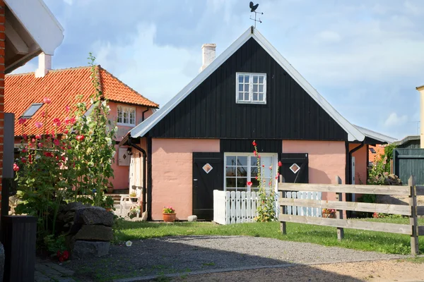 Casas ao largo da costa de skerries de Bornholm Island, Svaneke, Dinamarca — Fotografia de Stock