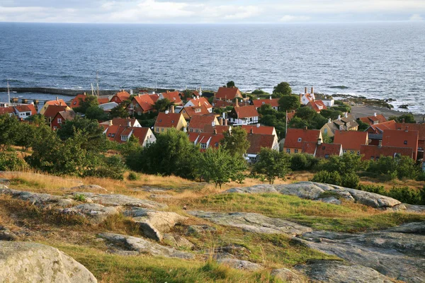 Gudhjem com telhados vermelhos pela manhã cedo, Bornholm, Dinamarca — Fotografia de Stock