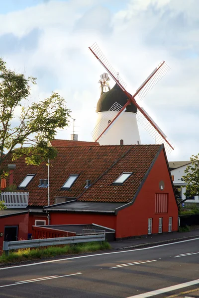 Wiatrak w gudhjem, Wyspy bornholm, dania — Zdjęcie stockowe