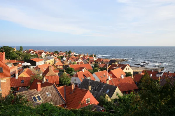 Gudhjem mit roten dächern, insel bornholm, dänemark — Stockfoto