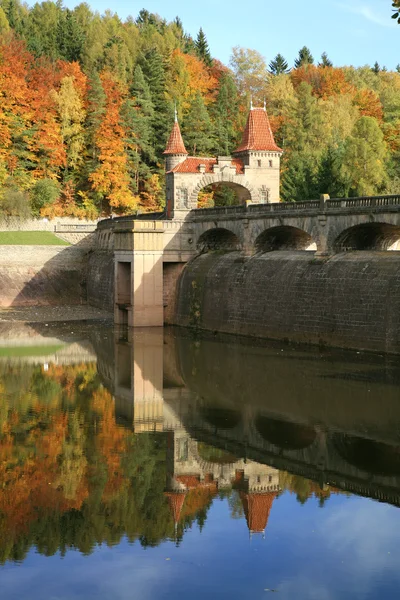 Outono pitoresco. Barragem Les Kralovstvi em Bila Tremesna, República Checa — Fotografia de Stock