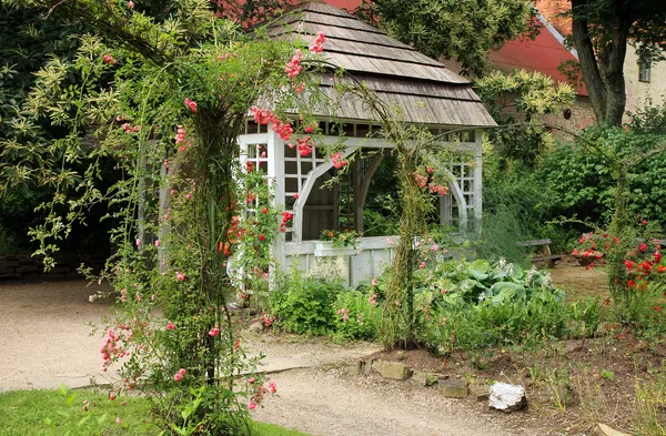 Gazebo no jardim. Ratiborice, República Checa . — Fotografia de Stock