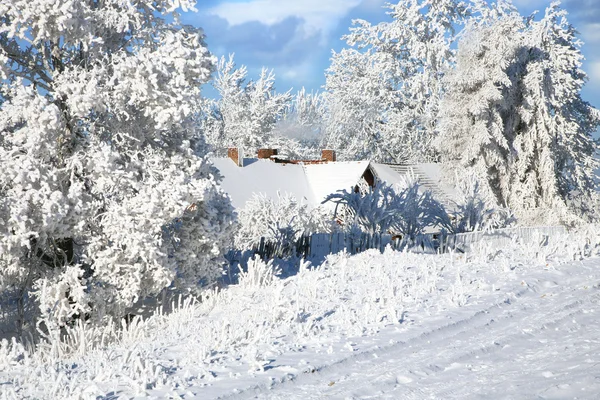 Landhaus im Schnee — Stockfoto