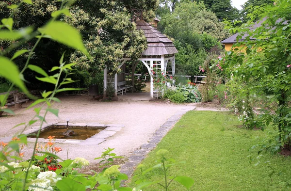 Pavillon im Garten. ratiborice, Tschechische Republik. — Stockfoto