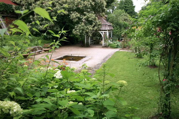 Беседка в саду. Ратиборице, Чешская Республика . — стоковое фото