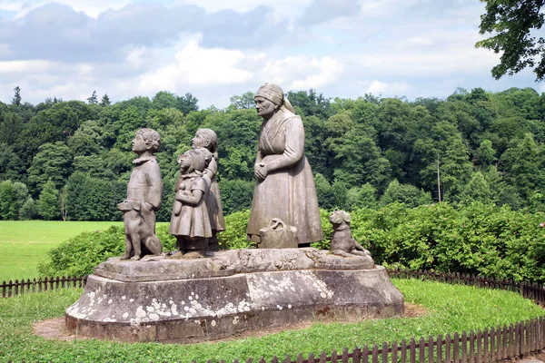 Monument Grandma with children, — Stock Photo, Image