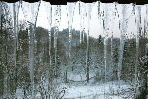 Ghiaccioli Appesi Sul Tetto Natura Invernale Arte Astratta Fenomeno Fisico — Foto Stock