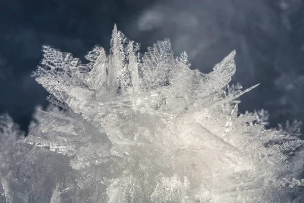 天然雪の結晶 山の中で非常に霜の多い天気 マクロ写真 — ストック写真