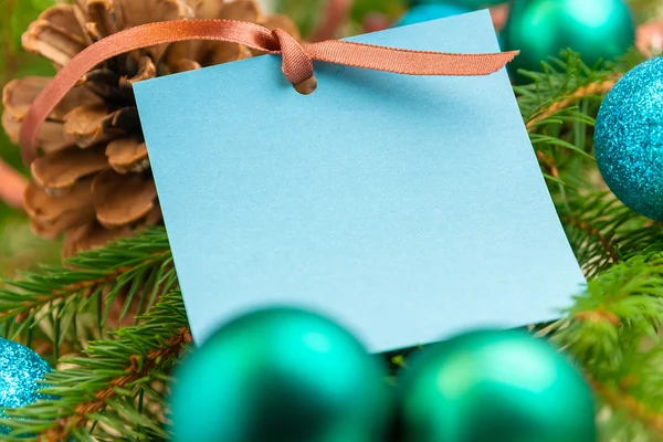 Tarjeta de Navidad con pelotas, pinos y ramita de abeto —  Fotos de Stock