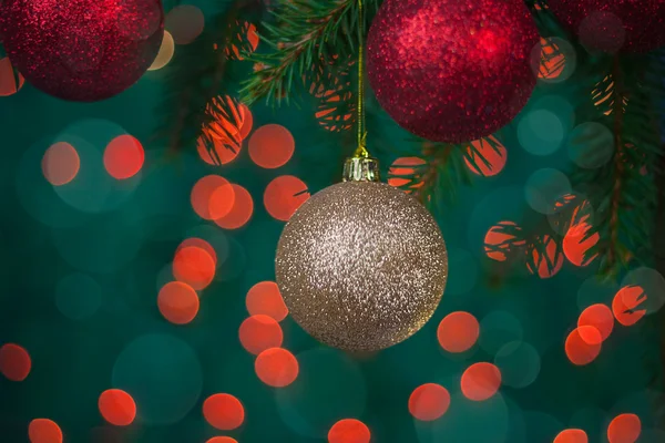 Cartão de Natal com bolas e galho de abeto — Fotografia de Stock