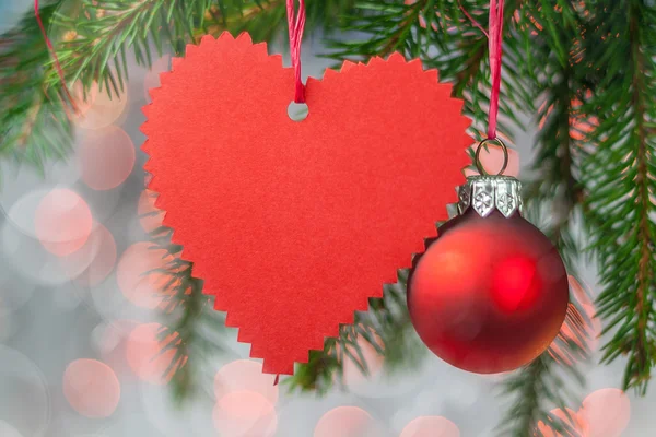 Cartão de Natal com coração, bola e galho de abeto — Fotografia de Stock