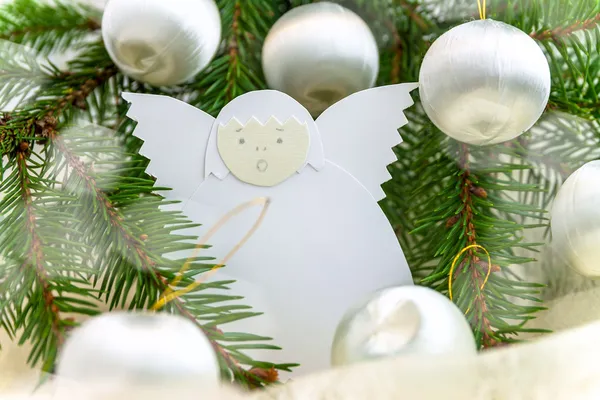 紙の天使、ボール、スプルースの枝付きのクリスマス カード — ストック写真