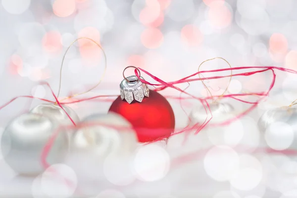 Tarjeta de Navidad con bolas y bokeh — Stok fotoğraf