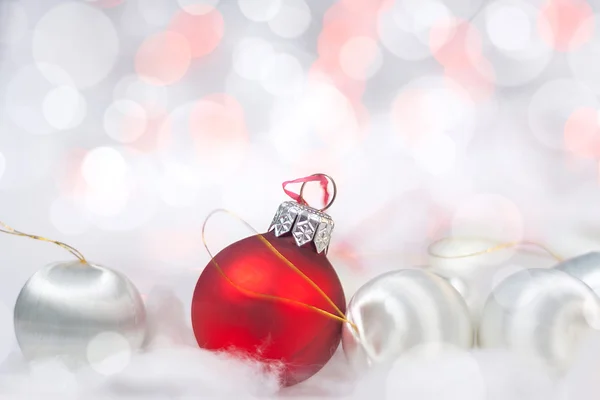 Kerstkaart met ballen en bokeh — Stockfoto