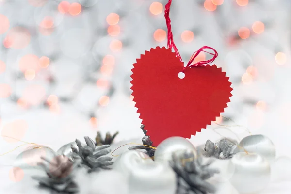 Weihnachtskarte mit Herz, Kugeln, Kiefern und Bokeh — Stockfoto