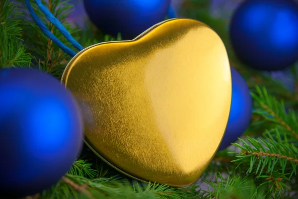 Tarjeta de Navidad con corazón, bolas y ramita de abeto — Foto de Stock