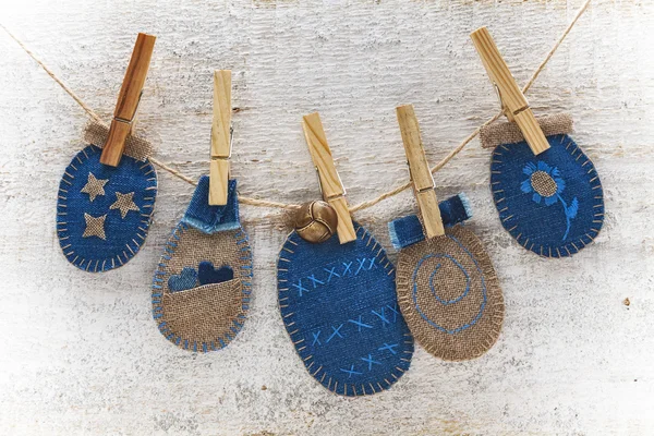 Kunst handgemaakte Pasen eieren op houten achtergrond — Stockfoto