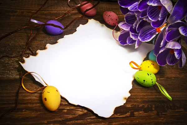 Pascua decoración en blanco carta vacía tarjeta vintage huevos crocus —  Fotos de Stock