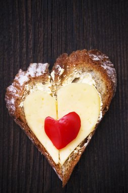 Kalp sandviç şekil ekmek yemek