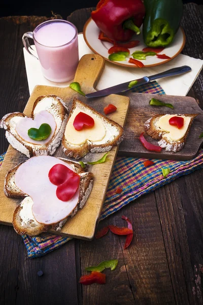 Desayuno corazones sándwiches tablas comida mantequilla cuchillo — Foto de Stock