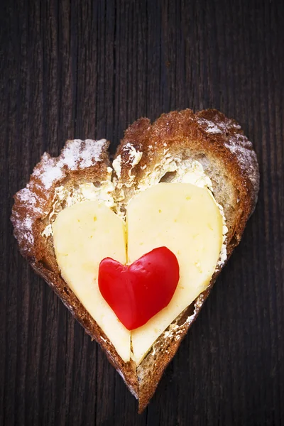 Kalp sandviç şekil ekmek yemek