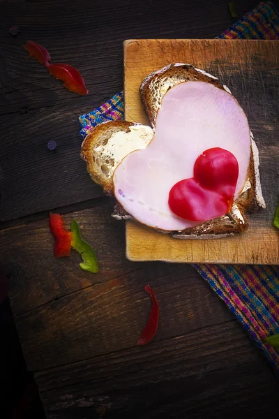 Kalp sandviç şekil ekmek yemek