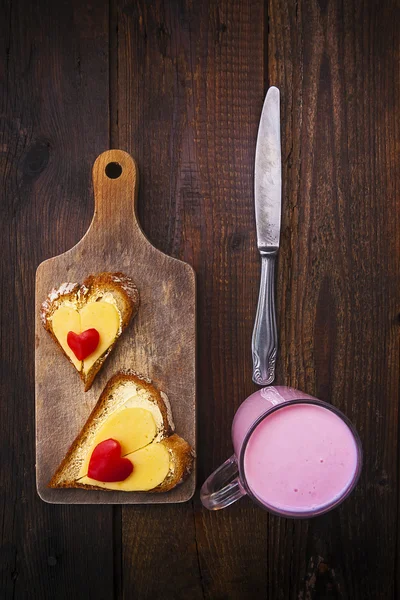 Καρδιές σάντουιτς πίνακες βουτυρόγαλα μαχαίρι πρωινό τροφίμων — Φωτογραφία Αρχείου