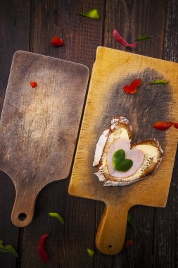 Kalp sandviç şekli ahşap tahta gıda biber