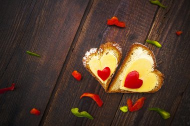 Kalp sandviç şekli ahşap tahta gıda biber