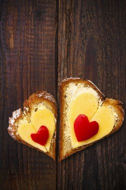 Kalp sandviç şekli ahşap tahta gıda biber