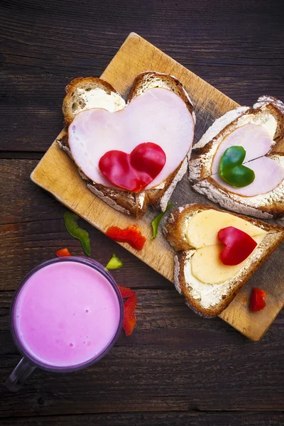 Coeur sandwich forme bois poivrons nourriture babeurre — Photo