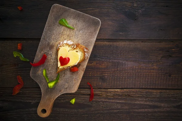 Cuore panino forma di legno bordo peperoni cibo — Foto Stock