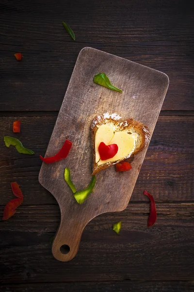 Corazón sándwich forma madera tablero pimientos comida —  Fotos de Stock