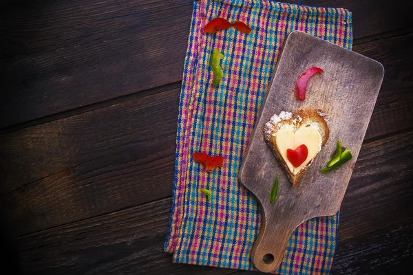 Hjärtat smörgås form trä styrelsen paprika mat — Stockfoto
