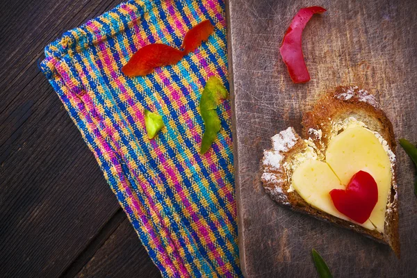 하트 샌드위치 모양 나무 보드 음식 고추 — 스톡 사진