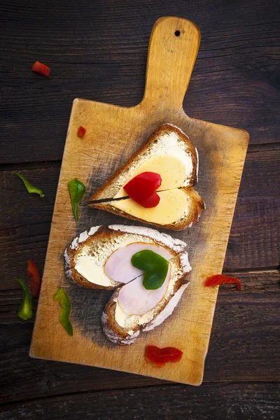 Corazón sándwich forma madera tablero pimientos comida — Foto de Stock