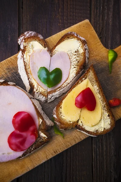 Herz Sandwich Form Holz Board Paprika Lebensmittel — Stockfoto
