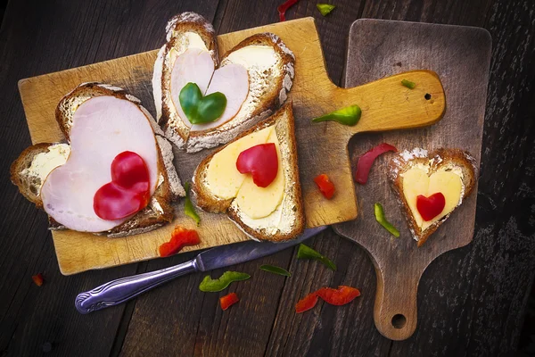 Herz Sandwich Form Holz Bord Paprika Lebensmittel Messer — Stockfoto