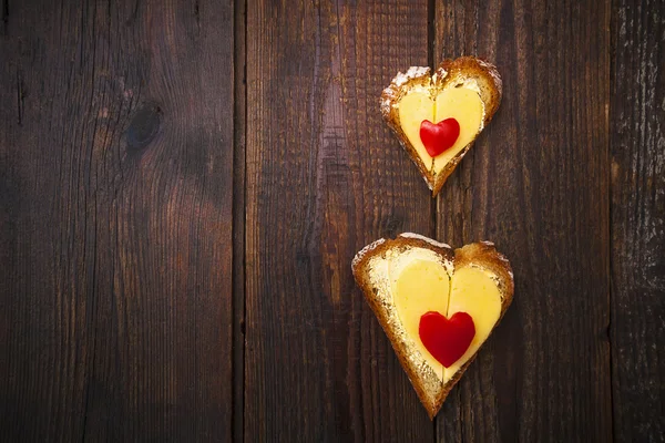 Hart sandwich vorm houten bord paprika voedsel — Stockfoto