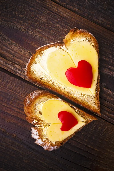 Corazón sándwich forma madera tablero pimientos comida — Foto de Stock