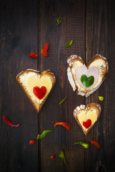 Cuore panino forma di legno bordo peperoni cibo — Foto Stock